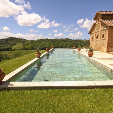 Piscina con vista a Monaciano